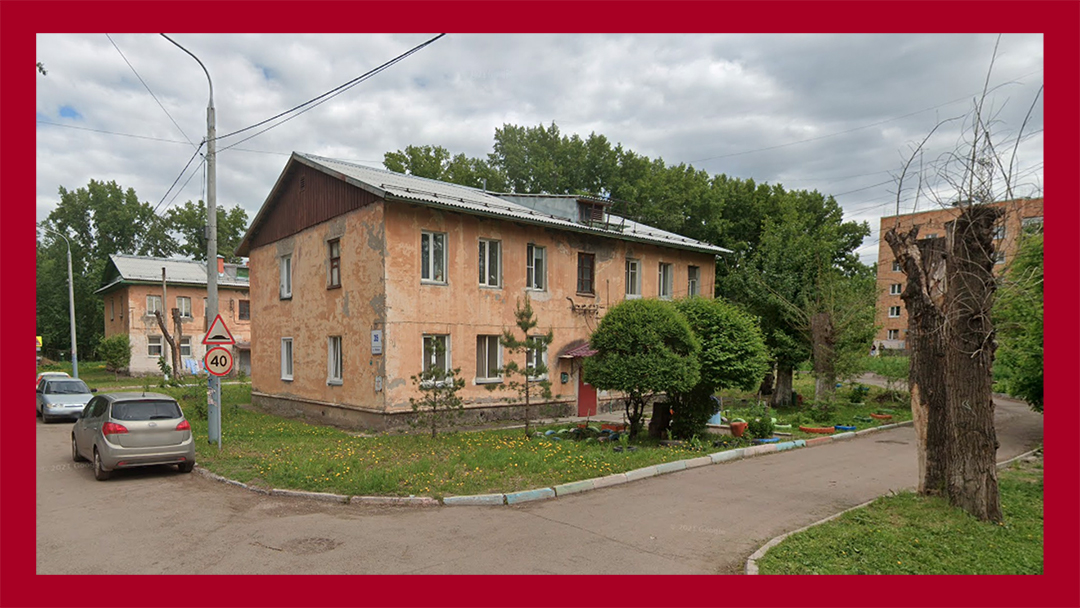Квартира была в доме такого же типа и состояния, как на фото. На фото другой дом, но такого же старого, пошарпанного вида. Хотя сама квартира была хорошая